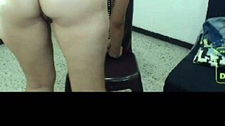 큰엉덩이 라틴 여자 핏 바디 캐주얼 쇼케이스 과시