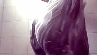 Poveste solo în duș unsă cu săpun pe zone strânse umede la masturbare homemade