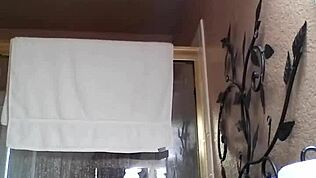 בחורה אסיאתית חרמנית מאוננת במקלחת