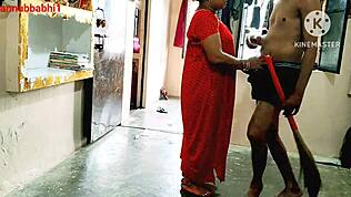 Ama india cachonda se dobla y la follan duro el sirviente