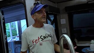 En este episodio de Fetswing Diaries, temporada 6 episodio 4, se adelanta a Big Balls Chris y sus bolas enormes. Se sumerge en la realidad de mi estilo de vida kink con Naughtya J Moon y Gary J Jones