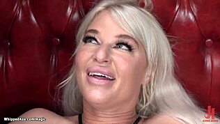 Omule, privește-o pe lesbiana blondă matură futută anal cu bondage și biciuire dominare