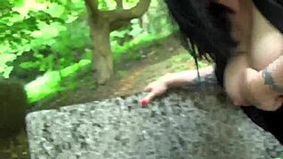 Pamela jebe in škropi na ulici na javnem