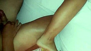 Гледам жену како вришти кад кондом пуkne током доггистиле оргазама с Лукасом