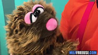 Oh, milf blonde dan remaja 18+ digunakan dalam threesome FFM di set filem Sesame Street dengan deepthroat face fucking