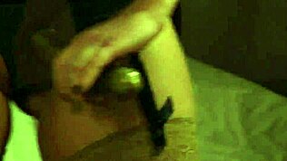 Bøjet over lesbisk slave tager massiv strapon dybt