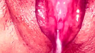 Pizda roz rasă a soției amateur primește creampie futere. La 25 zile după ce-a pierdut virginitatea.