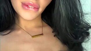 סטודנטית חליפין אמריקאית נהנית ממאוננת סולו 😊