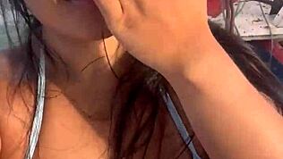 Brazylijska latynoska żona jeździ na łodzi w bikini