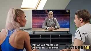 Mature4k vruća zrela plavuša bila je tako usamljena i njen mladi 18+ sused sa velikim kurcem došao da je jebe posle kratkog lap dance-a