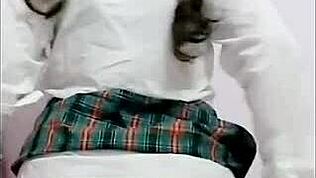 Högstadietjejer runkar och kommer, oskyldig elev med stor röv i uniform njuter kuk tidigt, hemma