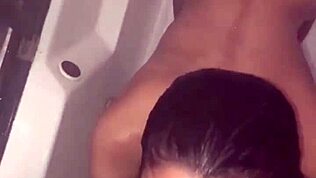 Gizli sevgilim duşta sulu sakso ve yüz boşalması için neden ısrar etti?