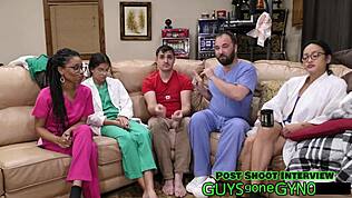 Kanadská sestrička v latexoch roztvára nohy pre doktora pri zákulisnej prehliadke