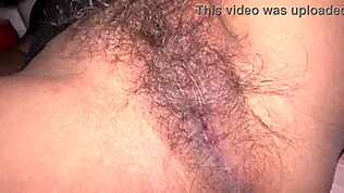 O bože, ova horny indijska desi cura trlja svoju lepu dlakavu pičku tako blizu, super mokra i tesna 😍🔥