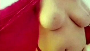 이 섹시한 성숙한 블론드 MILF가 큰 젖과 큰 보지로 솔로 자극해