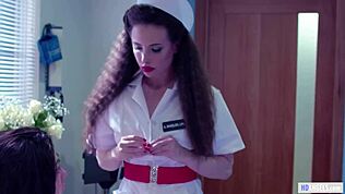 Dziwny szpital z lesbijskimi pielęgniarkami i lekarzami - Whitney Wright Casey Calvert Ryan Keely i Sarah Vandella, nurkowanie w cipki w mundurach!