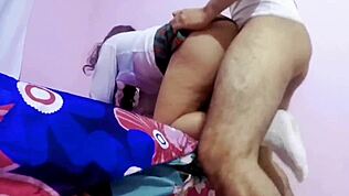 Mladá školnička 18+ dostává těsnou pičku tvrdě ošukanou v amatéru, prdel pulzuje