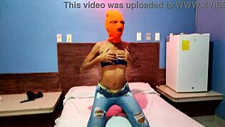 Šta ako tvoja brineta polusestra želi Halloween zabavu u hotelskom krevetu? Stavi masku, trese svoje seksi telo i skida se gola samo za tebe