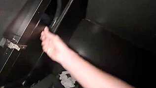 Gospodinja karenkiss plača za pihanje pri glory hole pred cuckold možem, ponižana s creampiejem