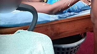 Afrykańska para amatorów w prześwitnym stroju z wielkim wytryskiem