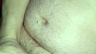 Intens nydelse mens dildo får røven til at komme