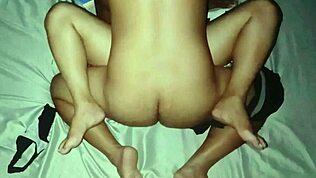 Pinay asiatica riceve creampie nella fica in missionario e a pecorina