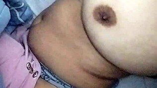Latina-snygga frågar om du vill smörja hennes enorma naturliga tuttar i hemmavideo