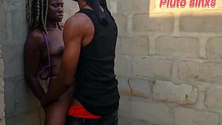 En underdanig svart slave tåler bondage sex under mannsdominans