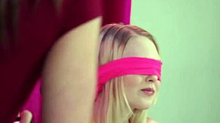 Ove tinejdžerke 18+ lezbijke se bacaju jedna drugoj u pičke, prstaju i ližu dok ne štrcnu.