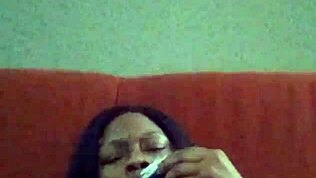 Μαύρη καυλιάρα με τριχωτό μουνί κάνει έντονη μαλακία μέχρι κρέμας