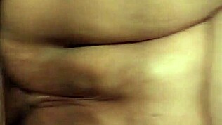 dziewczyna ostro wyruchana ciasną cipkę przez kumpla z głośnymi jękami