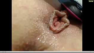 Güzel götlü esmer webcamda dildoyla oynuyor