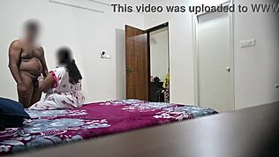 Rasa keseronokan gila dari hisap dan kongkek isteri masa pembantu bersihkan