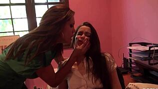 巨乳フランチェスカが欲情レズ熟女にクンニされまくり😘