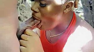 De Bardie Waagde Zich In Het Bos En Ontmoette De Koning. Hij Scheurde Haar Kleren Voor Harige Kutje Klappen En Natte Komkommer Invoering Buiten.