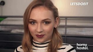 Vroča češka blondinka Jenny Wild sreča velik kurac neznanca v hostlu.