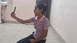 Młoda desi Hinduska 18+ pragnie kutasa dla mokrej cipki w namiętnym masażu