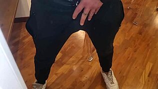 Oppmøtt og sexy helt naken med bare lærjakke på, sædskudd og stønner med sterk sprut - risting i dress og pissing med het mannlig rumpe