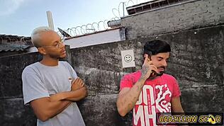 Trzech kolesi z wielkimi czarnymi kutasami gangbangują chudą laskę w DP anal