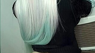 Minun neitsyt tyttärepuoleni antaa minun leikkiä hänen suurilla titeillään vähän, yli 18