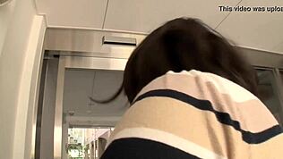 สาวเอเชียสมัครเล่นดูดควยญี่ปุ่นขณะใช้ของเล่นในการเย็ด