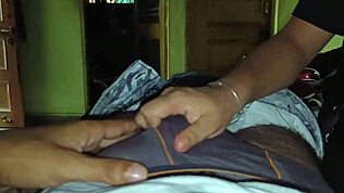 Garota da faculdade Dipika dá boquete garganta profunda 😍