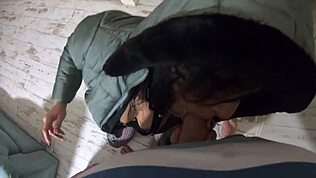 Preview de esposa traindo chupando amigo do marido de macacão e jaqueta de pele