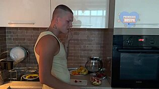 Προδίδουσα γυναίκα πνίγεται στο καυλί κολλητού πίσω από κορνό