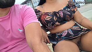 Корниньо показва косматата путка на жената на улицата, на плажа и дори на пазара, показвайки всичко на всички