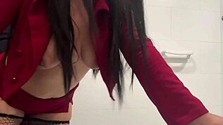 Разбивам путката на тъща си когато я хвана да пикае в банята