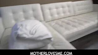 Blond barmig styvmamma knullar sin styvson