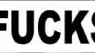 Zatvorjena Lily prsti svojo mokro pičko v ječi