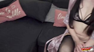 Duitse scout verleidt kleine 18+ tieten cougar Rina Helena voor eerste anale