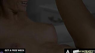 Ik ben de stoute MILF die anaal geneukt wordt door mijn stiefzoon in roleplay